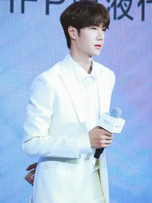 白马王子王一博上线身穿一套白色西装帅出新高度