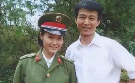 她的第一任丈夫是同行赵岭,第二任丈夫是国外富豪林博文,这两段婚姻都