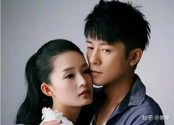 (林申,李沁主演《花开半夏》剧照)更因在荧幕上塑造了多个高富帅形象