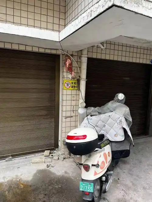 对违停违充车辆进行曝光并对违法车主进行处罚违规停放,充电专项检查