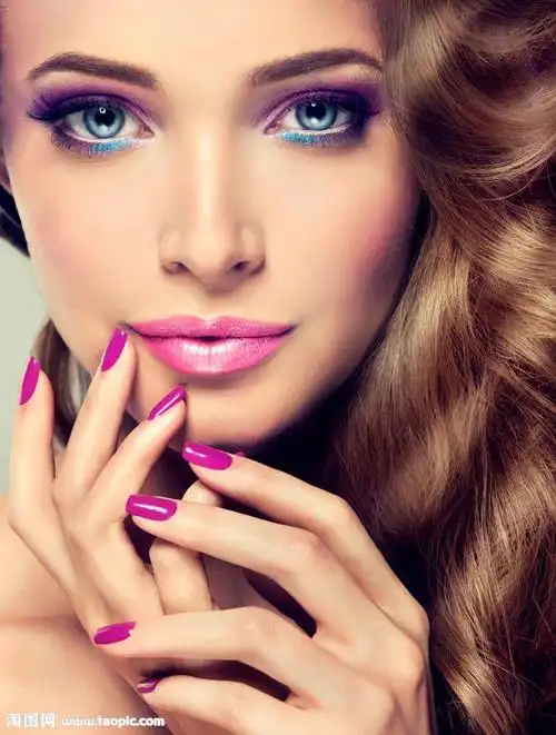 用新颖的小彩妆,展现时尚的大趋势