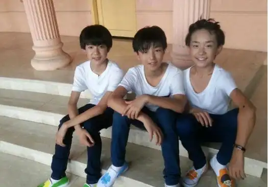 星探,该公司随即将他纳入麾下,还找来其他两个同龄男孩,王源与王俊凯