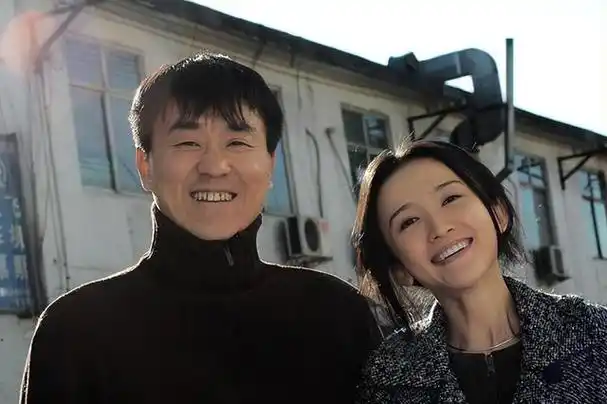 回顾老戏骨何冰为何结婚26年零绯闻看看妻子的做法就明白了