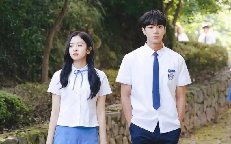 韩剧《学校2021》,不良校霸x酷拽校花,"我抓住了你的把柄,你就要和我