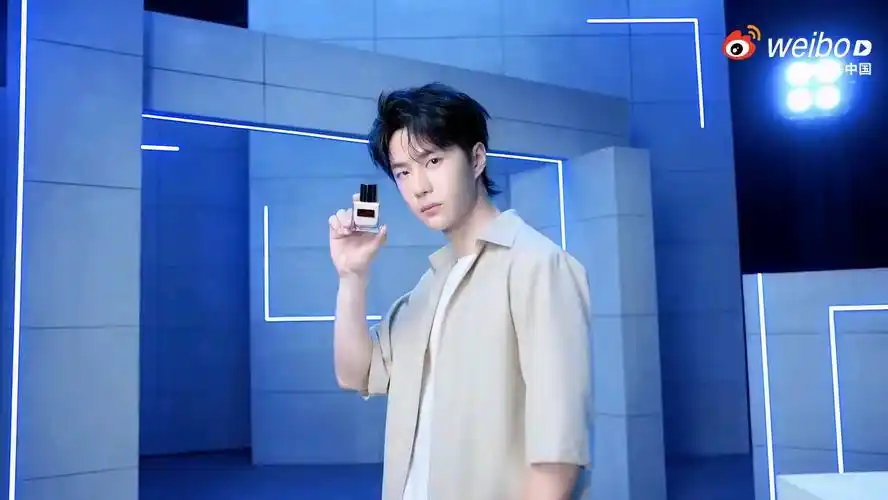 『王一博.广告』植村秀透光瓶粉底液上市!