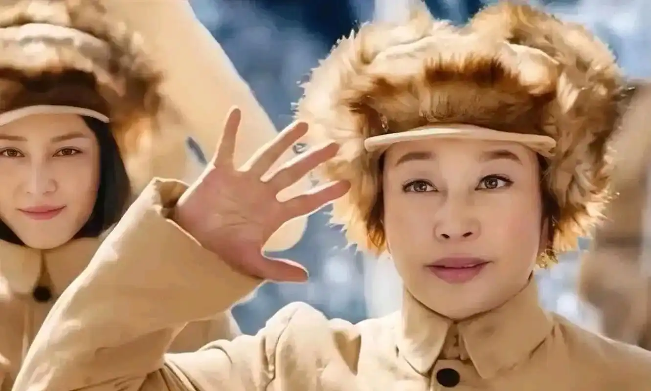 这是70多岁刘晓庆主演的新电影《冰雪狙击2》中一幕戏.