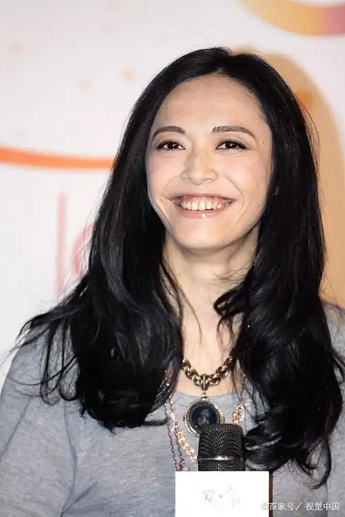 姚晨素颜休闲出街大方任拍,不戴口罩露甜美笑容,豪爽又亲和