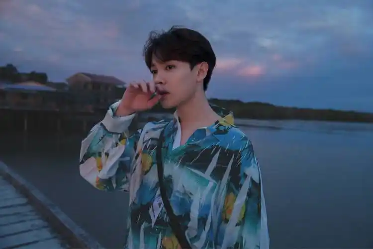 尤长靖 落日沙滩,海风拂面,夏日限定衬衫男孩!