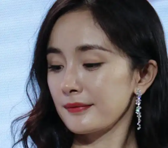 杨幂现身品牌会场,站姐无滤镜抓拍,34岁生图状态好真实