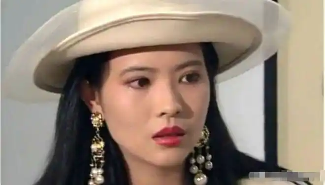 看了很多蓝洁瑛年轻时候的照片,大部分都笑得很开心,还经常和朋友们一