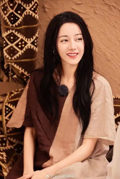 迪丽热巴自己搭的造型#  迪丽热巴,一个同时在浓颜和淡颜领域里封耨