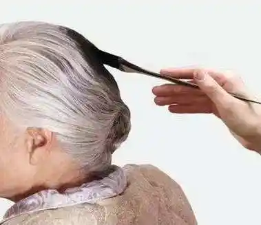 老年人染发的危害有哪些 白发染黑看似年轻却很要命