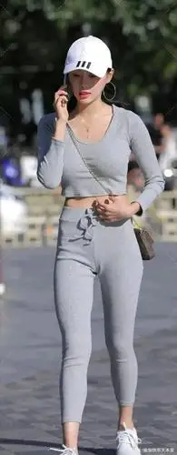 瑜伽裤太紧勒出的线条很尴尬!女孩穿要注意,这样时尚要不得