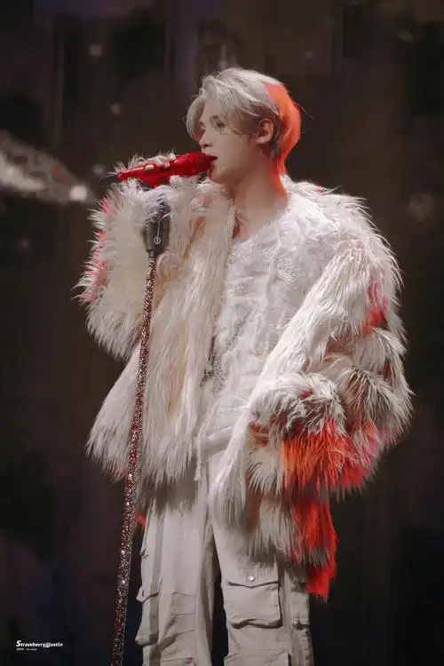 黄明昊angellove金发舞台