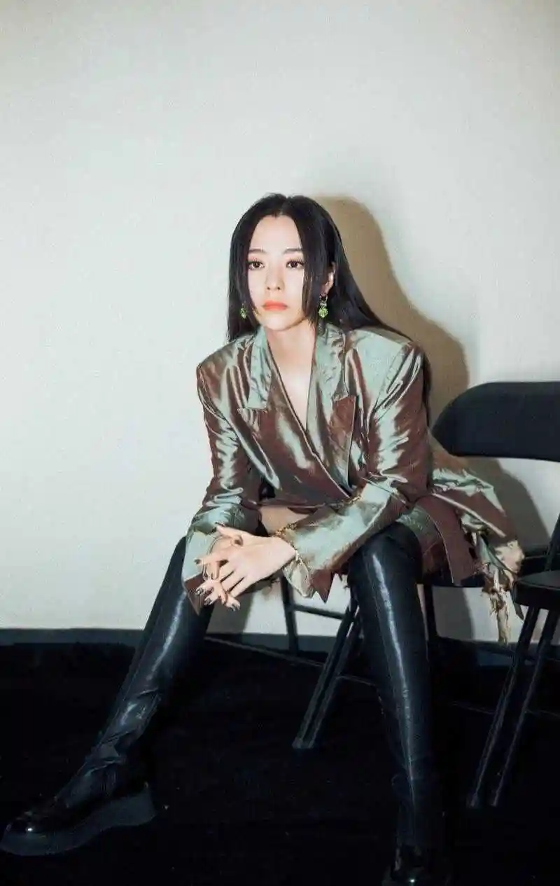 张天爱厉害了穿白色西装配黑色长筒靴出席活动女神范十足