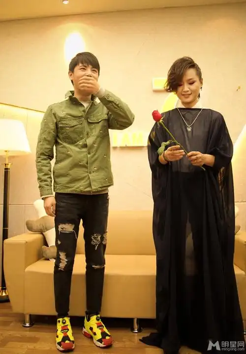 我是歌手2录制现场照 孙坚跪地送花周笔畅_明星_美桌网