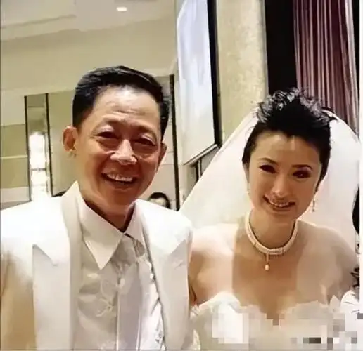 身体发福头发掉谢顶,与演员王姬拥抱乐开花