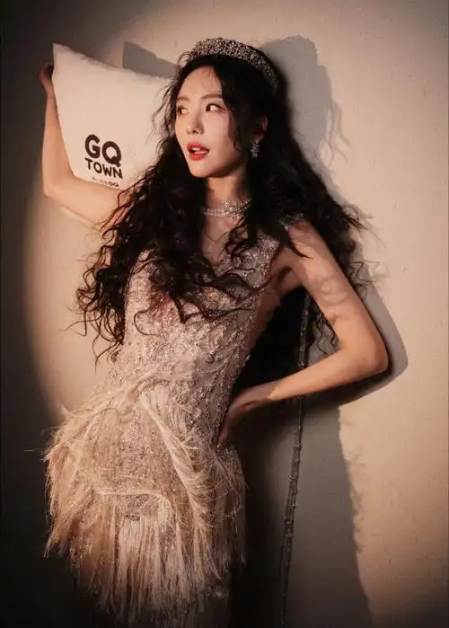 蔡文静流苏闪钻裙##蔡文静皇冠造型