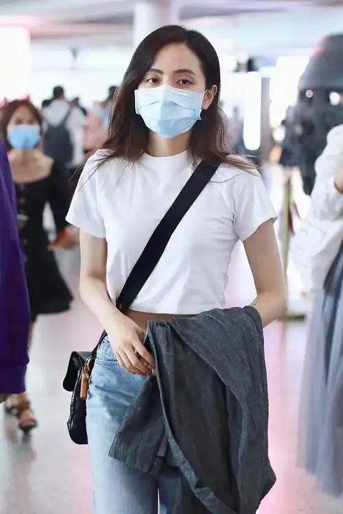 刘惜君穿露脐装搭机身材窈窕长发飘飘造型美炸