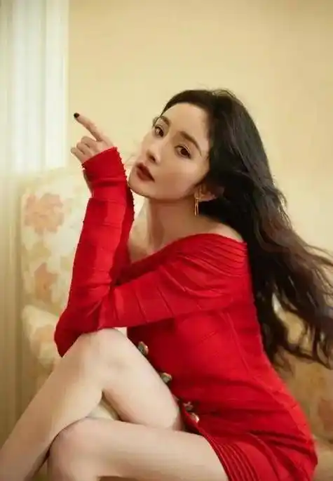 杨幂成为北电考官,张纪中妻子怀孕火了,欧阳娜娜演技引争议