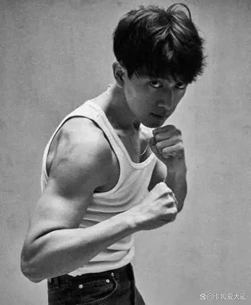 李现居家一个月刮胡子后酷劲十足硬汉形象瞬间转变成小鲜肉