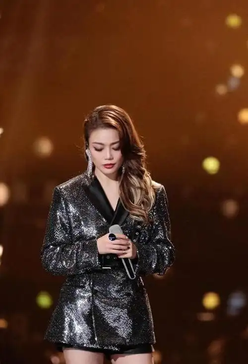 新加坡街头被容祖儿惊艳了吊带短裙配长靴整体美过duo