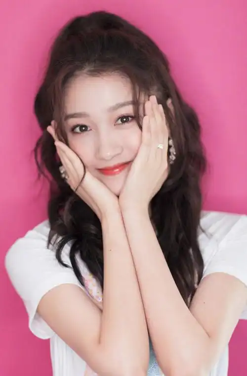 关晓彤可爱俏皮活动写真图片56