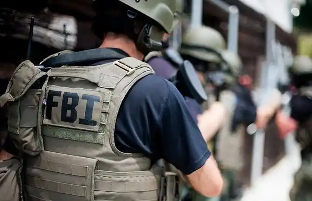 图为,正在整理装备的两位fbi成员,这身装备重量可不轻.