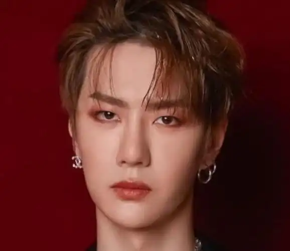 王一博"黑化"眼妆有多浓看到卸妆后的样子,网友还是画上吧