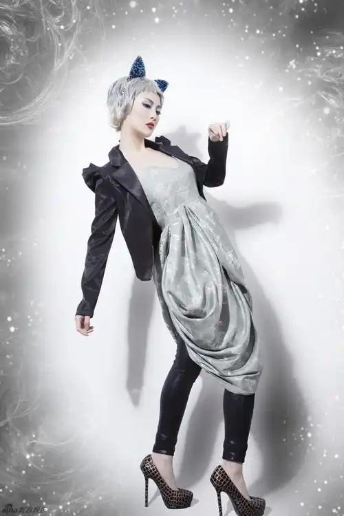 组图:江易珈化身"猫耳精灵" 优雅独舞显野性美_高清图集_新浪网