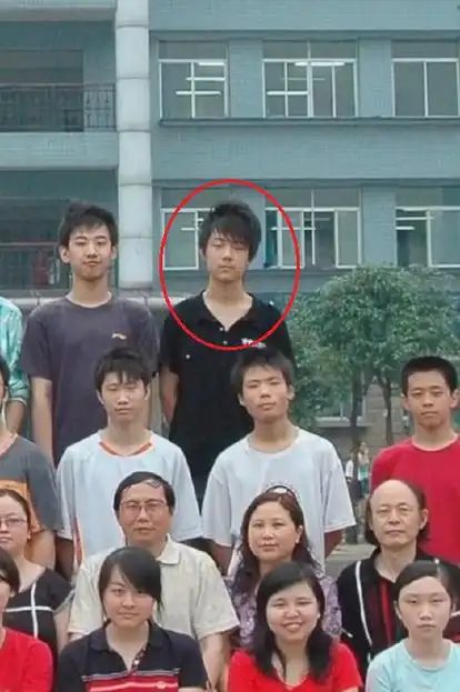 原创网曝肖战初中毕业照眼睛小发型土气与帅气不沾边