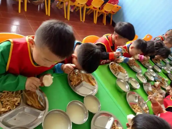 看我们班的孩子吃的多香啊!好好吃饭才能健康成长哦!宝贝加油哦!