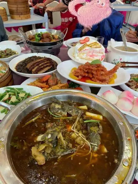 酒楼基本上承包了这个小区的业务但是味道将就海鲜不推荐烧菜还不错黄