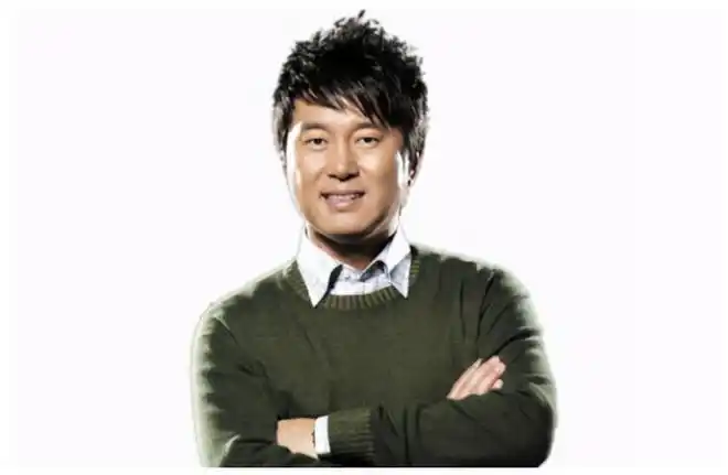 走红后抛弃妻女亲手送二婚富婆进监狱的满文军如今怎么样了