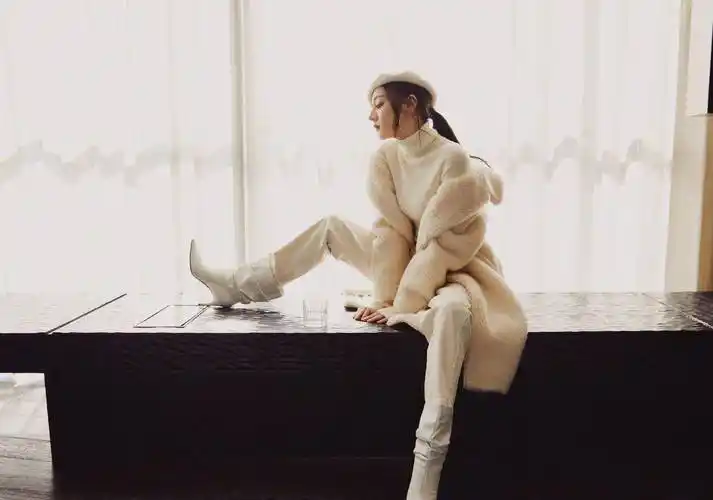 28岁迪丽热巴时尚知性,冬日温暖时尚大片开拍,教科书式美搭!