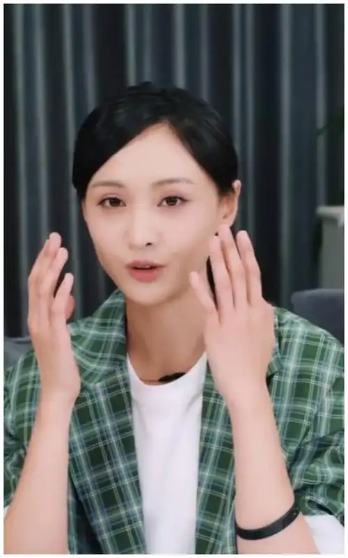 继任性事件后郑爽穿格子西装首露面却被指老10岁既视感