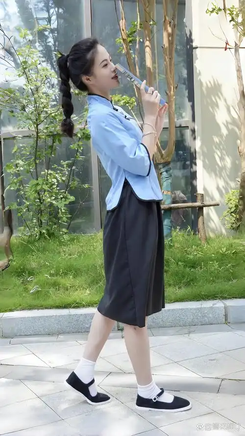 一举一动都如同一幅美丽的画卷,让人回味无穷,特别是漂亮的小布鞋更显