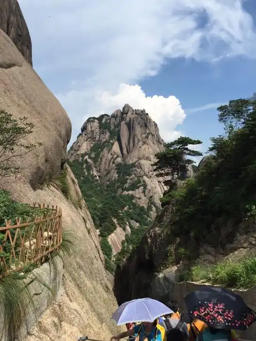 如大观山松观音桥潜龙瀑等,是黄山旅游的重要景点之一小贵州 小贵州