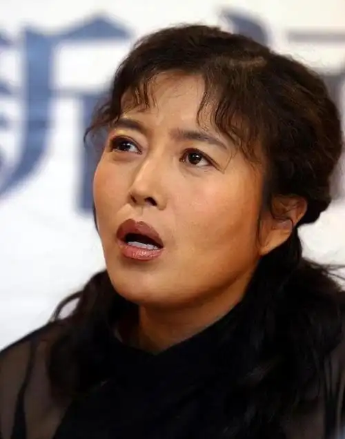 64岁丁嘉丽现状:满脸沧桑,不修边幅,再无年轻时的惊艳美貌