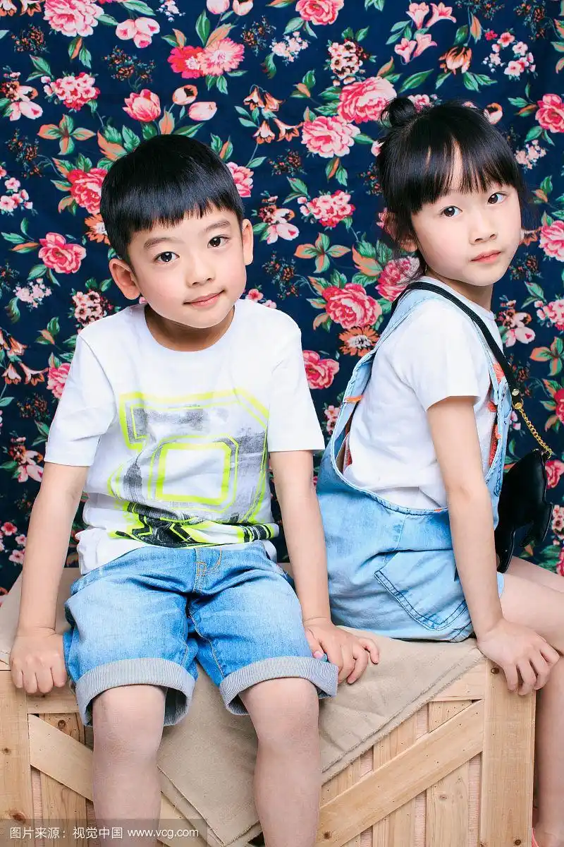 男孩女孩合影 正版图片素材