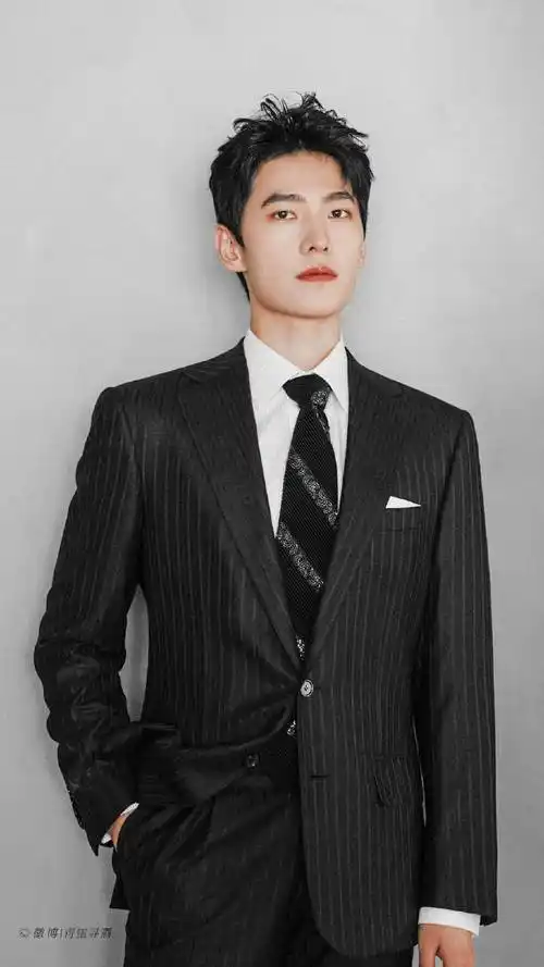 杨洋长发 黑西装就是坠叼的!同意的扣1不同意的扣眼睛!