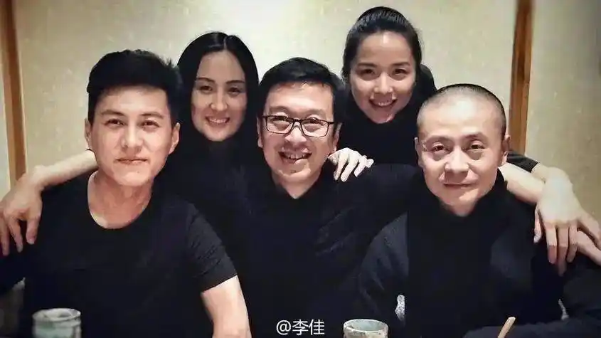 67靳东夫妻罕见同框,他人到中年依旧帅气,李佳45岁素颜坑洼像他姐