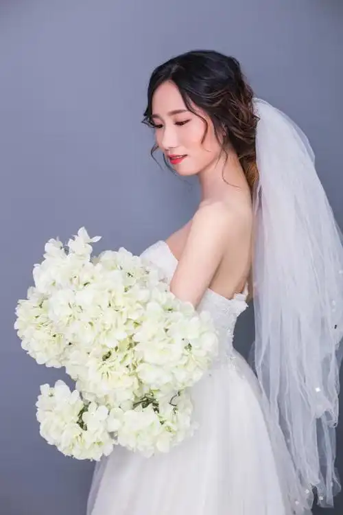 婚纱照结婚照路边风景美女汉服中式结婚