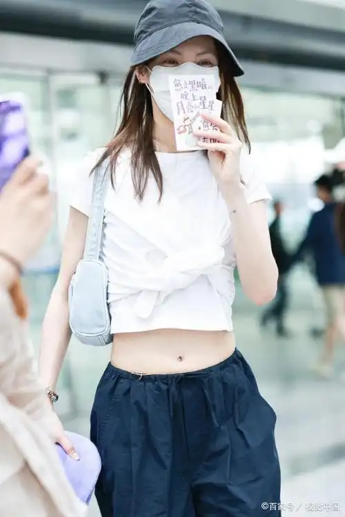 露脐装工装裤造型