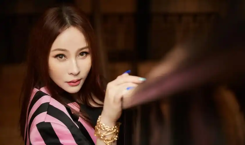 42岁歌手温岚大方认爱公开表白小男友好甜蜜曾被拍到两人接吻