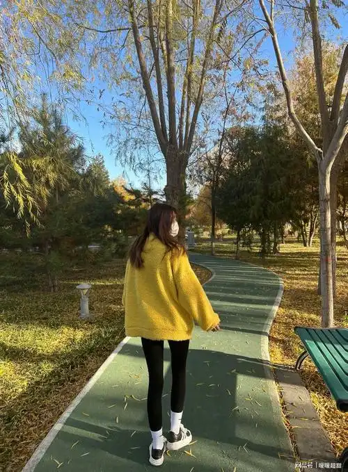 看到一个女孩子的背影穿着黑色长腿丝袜