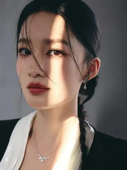 #李沁暗夜千金妆##李沁飘带短裤西装#