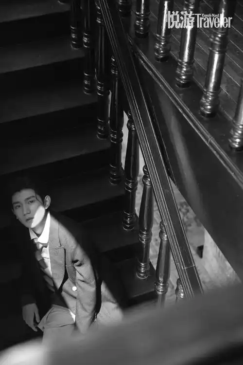 王源全新杂志封面释出 小辫造型诠释复古时尚潮流__凤凰网