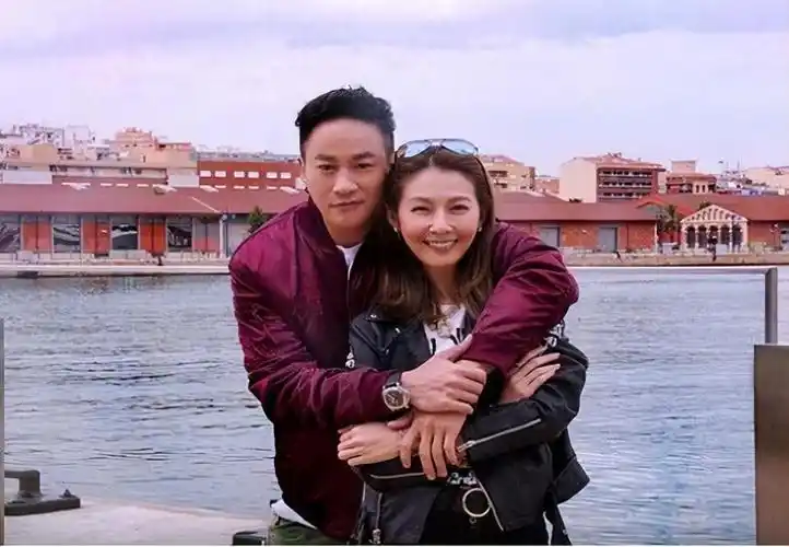 2003年,何润东和孙俪在电视剧《玉观音》中首次合作,扮演一对悲情的