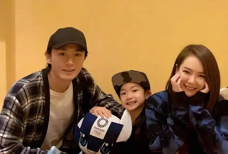 李承铉"爱妻日"示爱戚薇,二胎儿子首出镜,温馨家庭令人羡慕